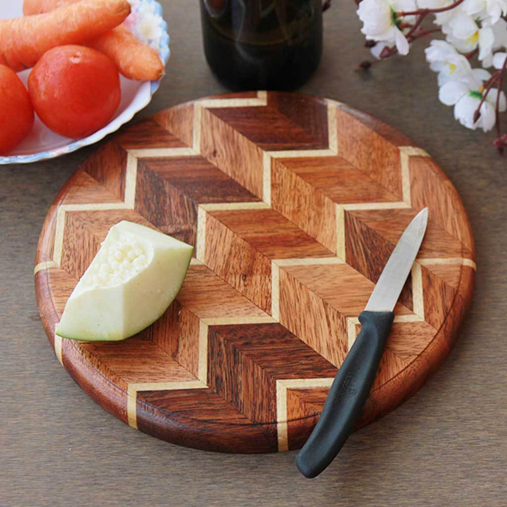 Chevron Pattern Wooden Round Chopping Board - Image 2