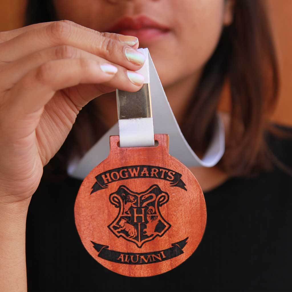 Hogwarts Alumni Wooden Medal - Image 3