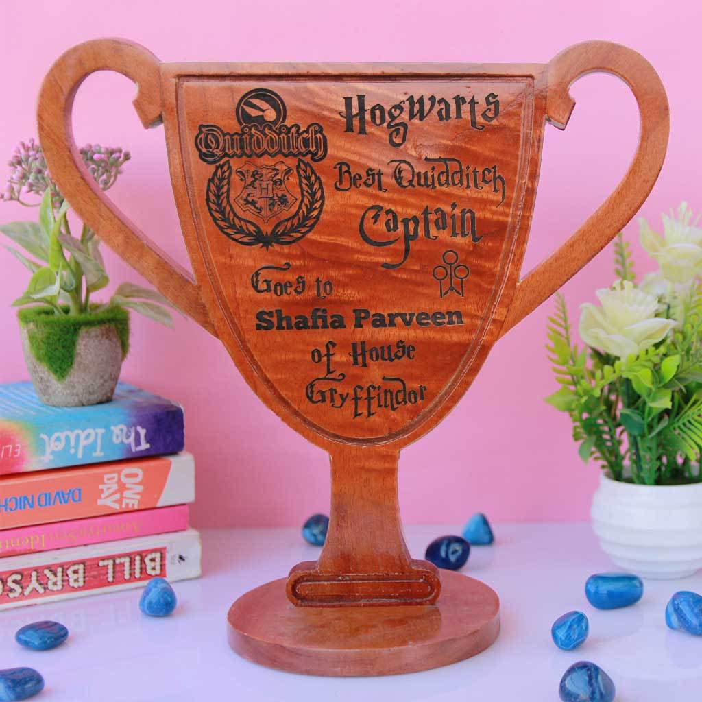 Harry Potter : Hogwarts Best Quidditch Captain Wooden Trophy Cup