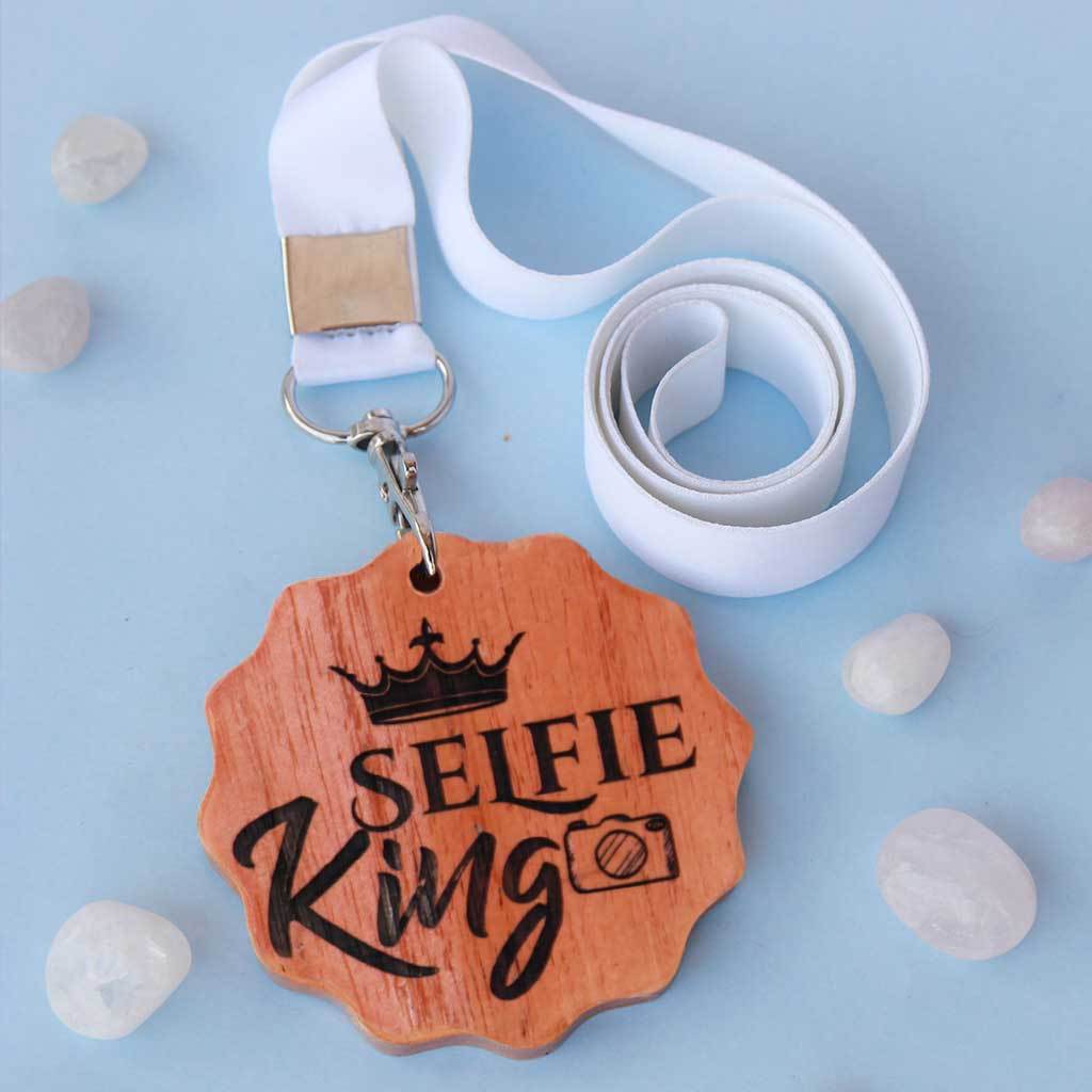 Selfie Queen /King Wooden Medal - Image 2