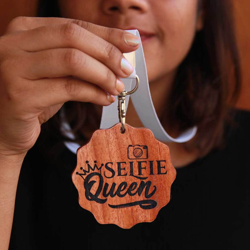Selfie Queen /King Wooden Medal - Image 3